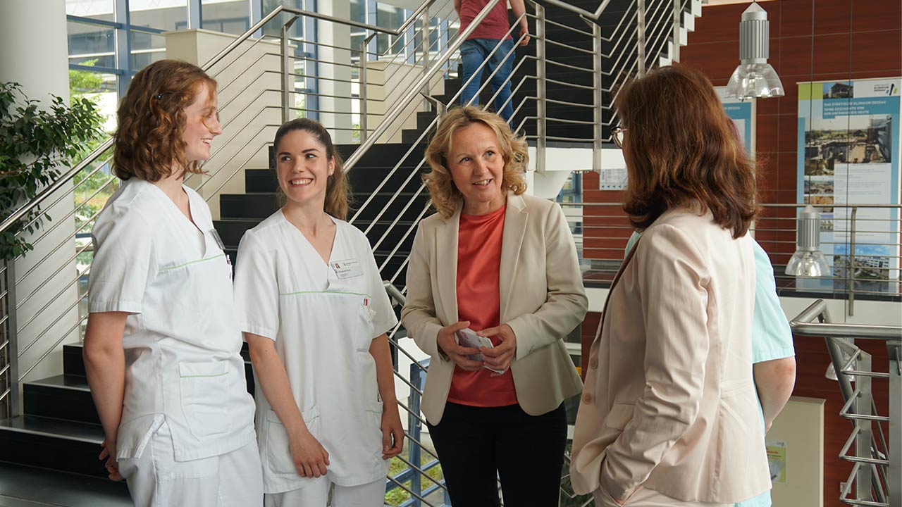 Steffi Lemke spricht mit drei Personen im Klinikum Dessau